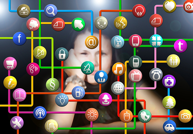 Android-Backup: Im Hintergrund eine junge Frau, die auf ein Netz aus App-Icons blickt. Bild: Pixabay/Gert Altmann